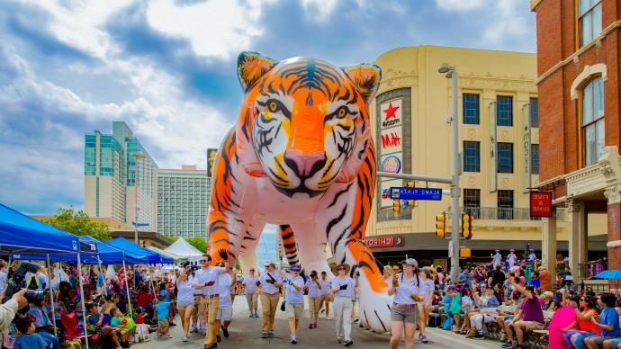 赌博娱乐平台网址大全's large tiger-shaped balloon in the Battle of Flowers Parade